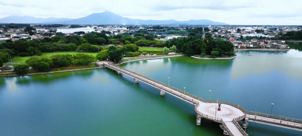 砂沼と砂沼大橋。筑波山を望む