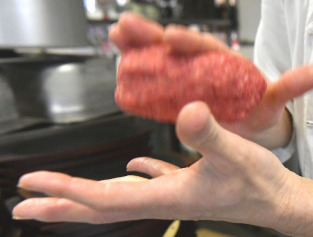 手早く肉を成形します