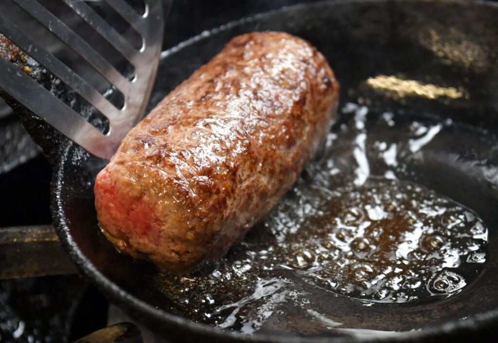 多めの油で表面を焼くことで、うまみを凝縮します