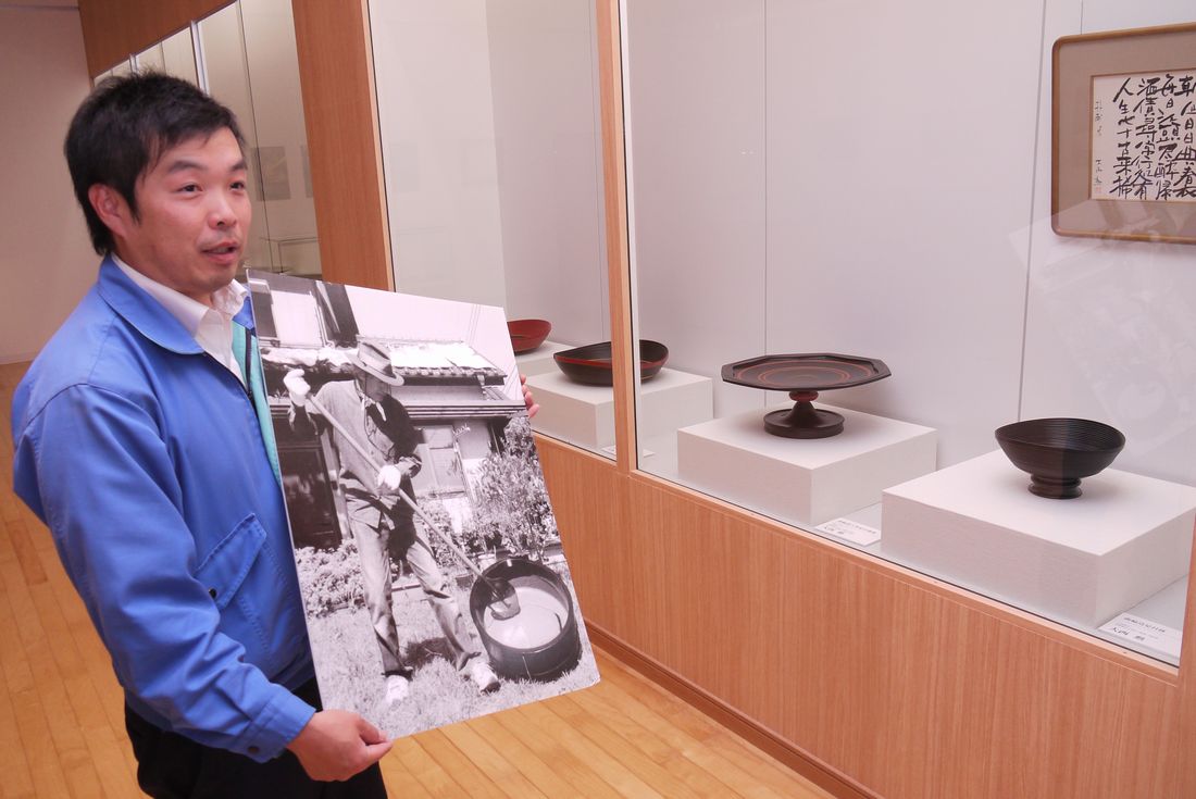 大西勲さんの回顧展開催へ準備を進める福嶋達也副館長＝筑西市大塚
