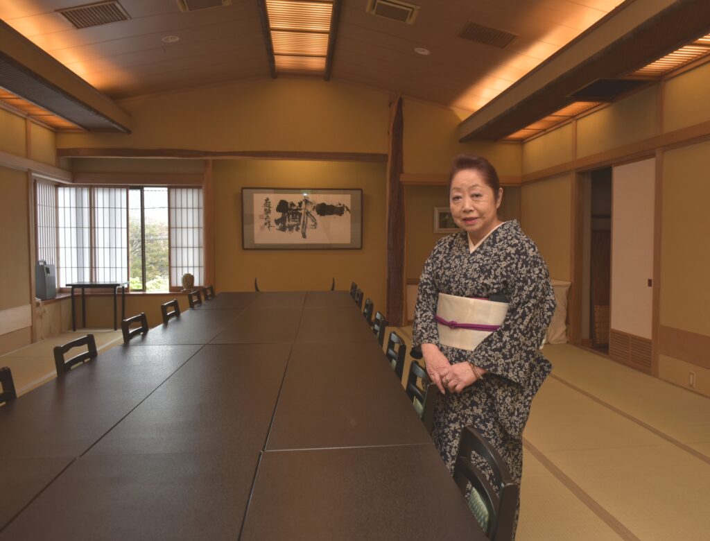 将棋の名人戦第5局の対局会場となるホテル山水の「吉祥の間」。床の間には高橋采子社長が依頼した書「一擲」が飾られた=古河市中央町