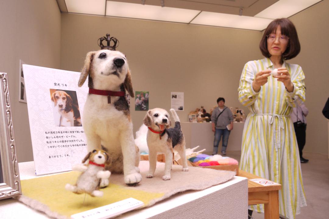 中山みどりさん（右）が愛犬をイメージして作り上げた作品＝筑西市丙