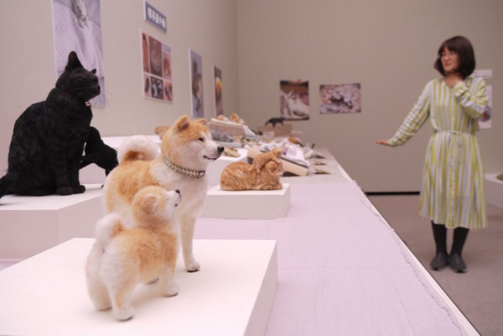 リアルな犬猫などの作品を多数展示=筑西市丙