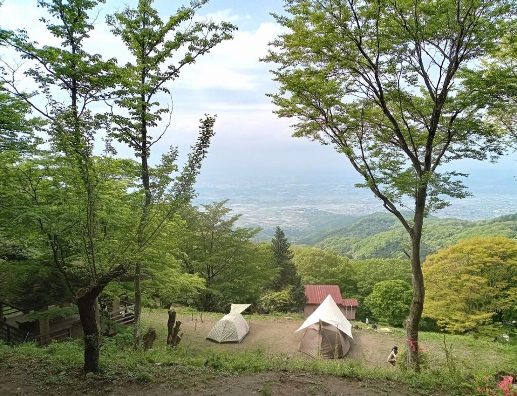筑波高原キャンプ場。キャンパーがテントやテープを張っています
