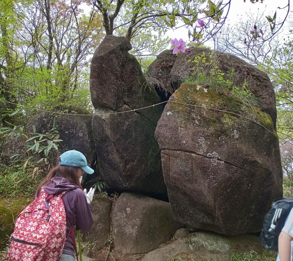 岩が船の出入りに見える「出船入船」