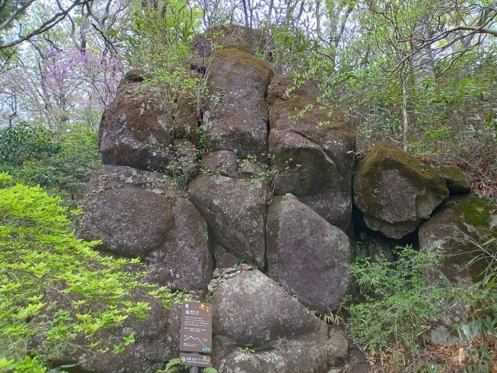 袋を担いだ大黒様の後ろ姿のように岩が見える「裏面大黒」