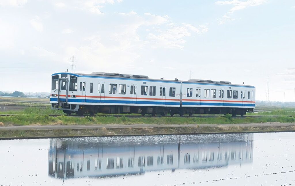 田園の中を走る関東鉄道常総線の車両(関東鉄道提供)
