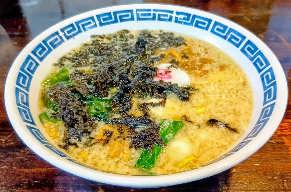 背脂、岩のりがトッピングされた「あおいラーメン」