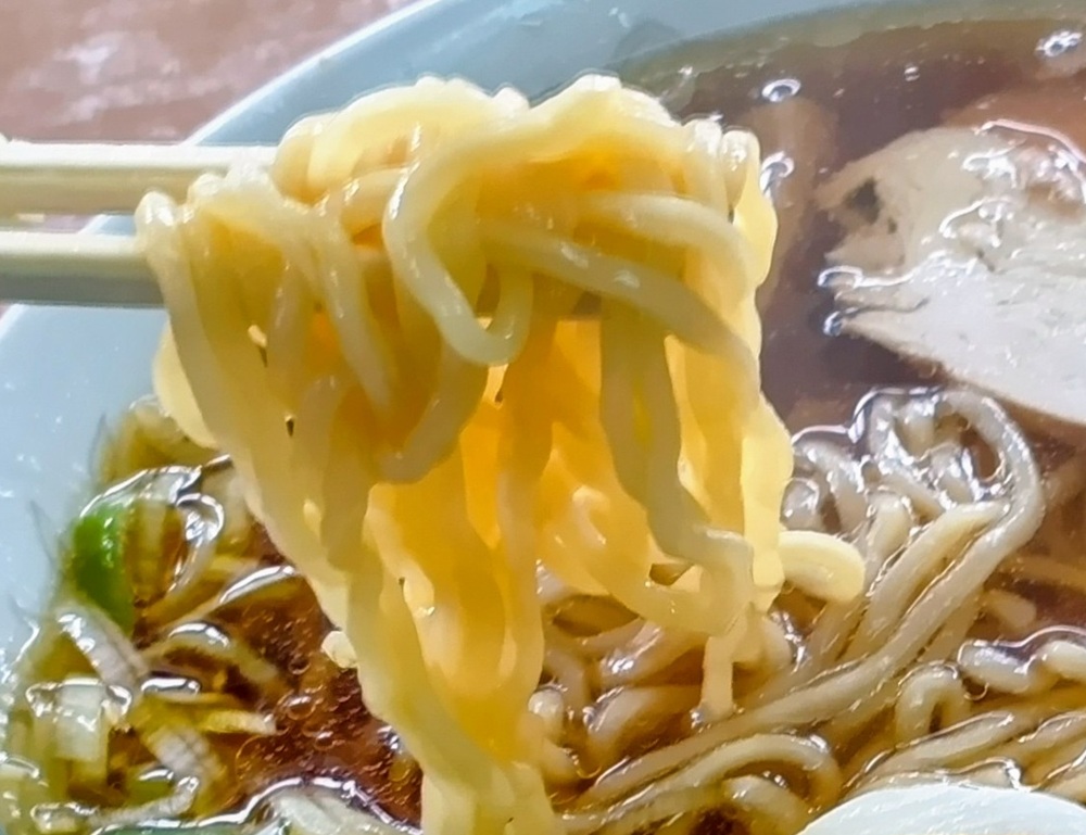 しっかりとコシのある縮れ麺