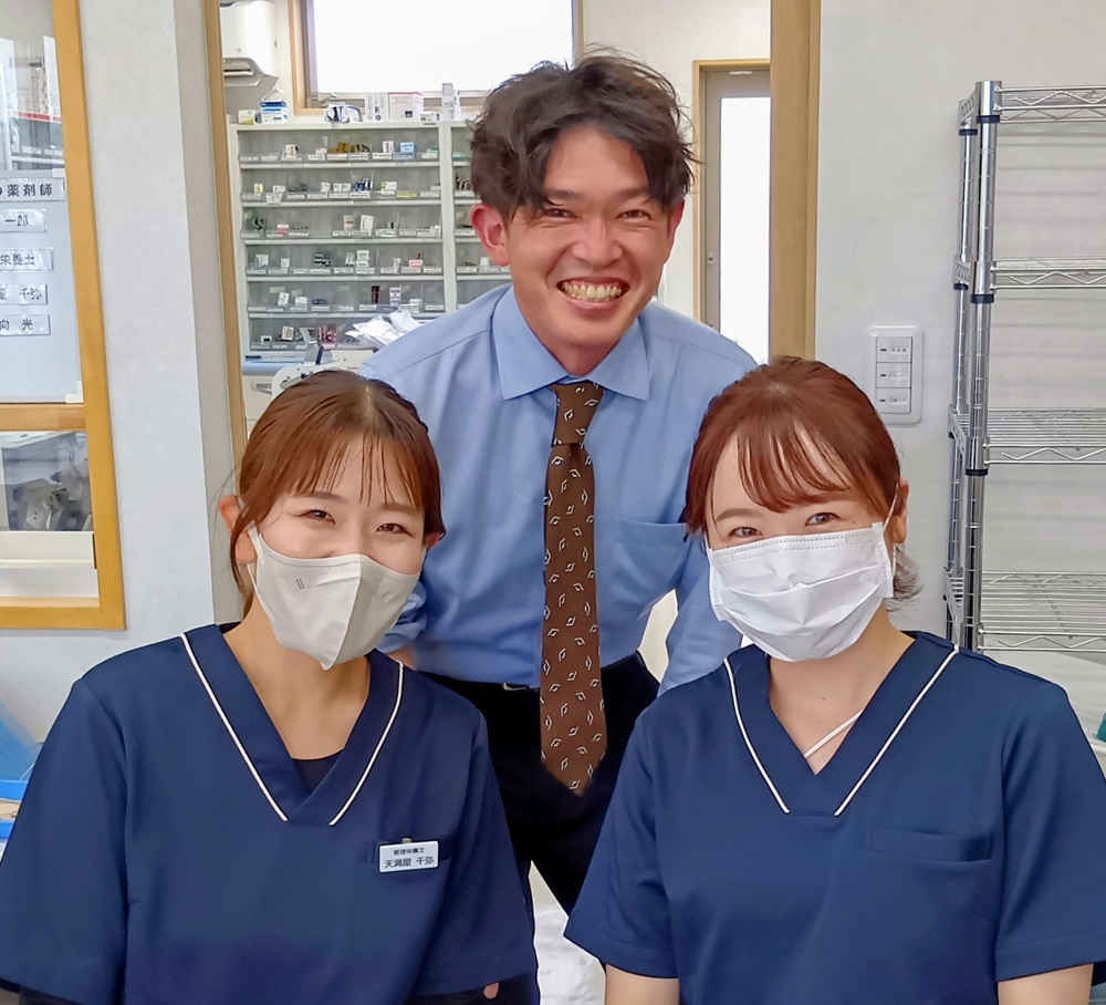 星野徹社長(中央上)と管理栄養士の天満屋さん(左)、日向さん