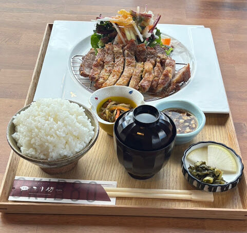 ランチタイムメニューの一例。パーコー定食（写真は「うり坊」提供）