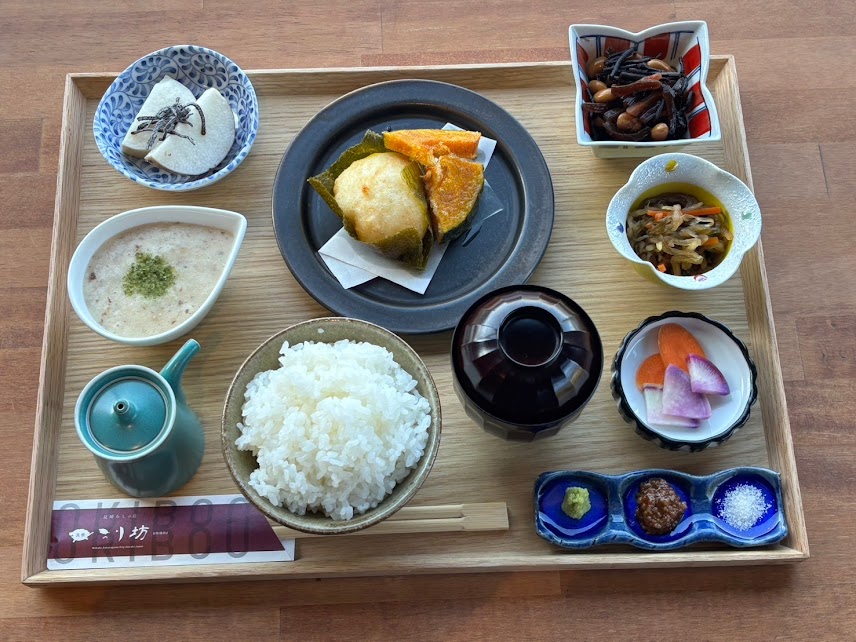 ランチタイムメニューの一例。自然薯などの料理が楽しめます（写真は「うり坊」提供）