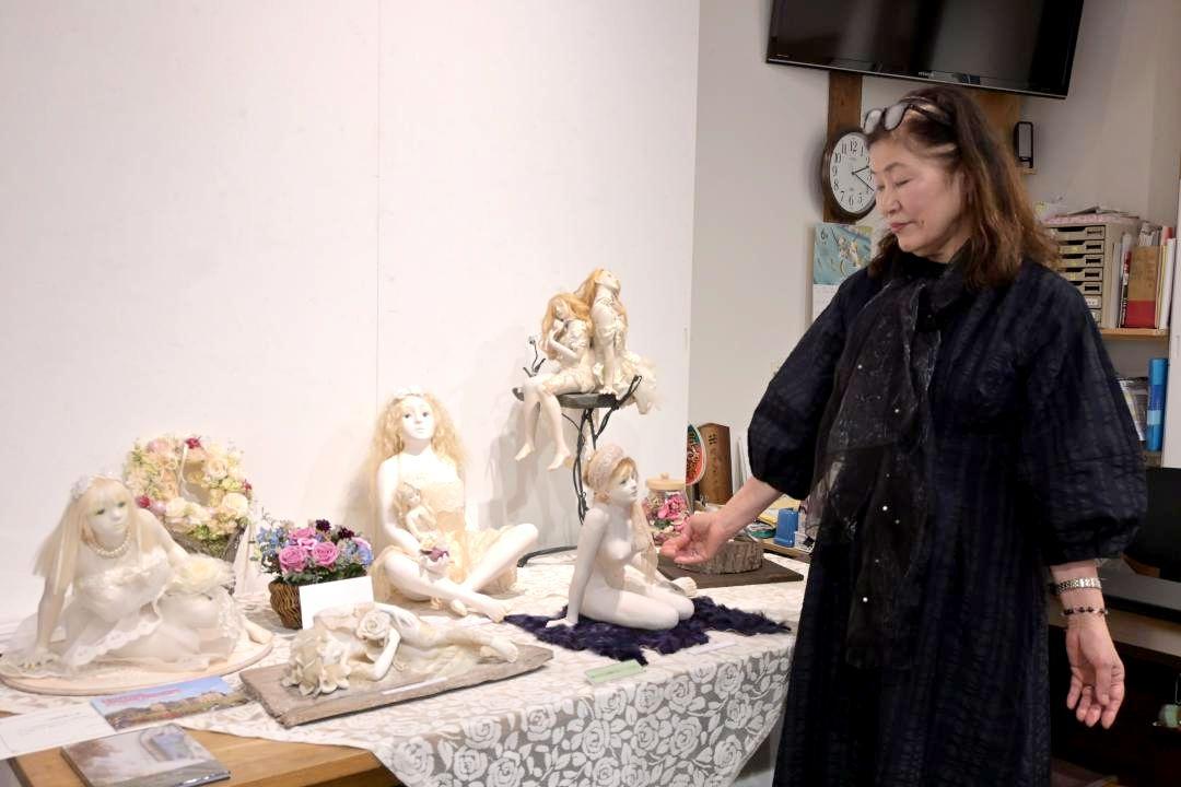 幻想的な人形が並ぶ大和田敬子さんの作品展=結城市結城