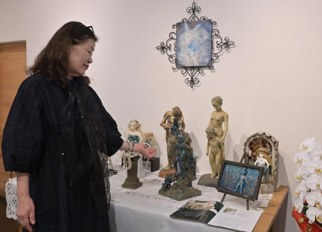 幻想的な人形が並ぶ大和田敬子さんの作品展=結城市結城