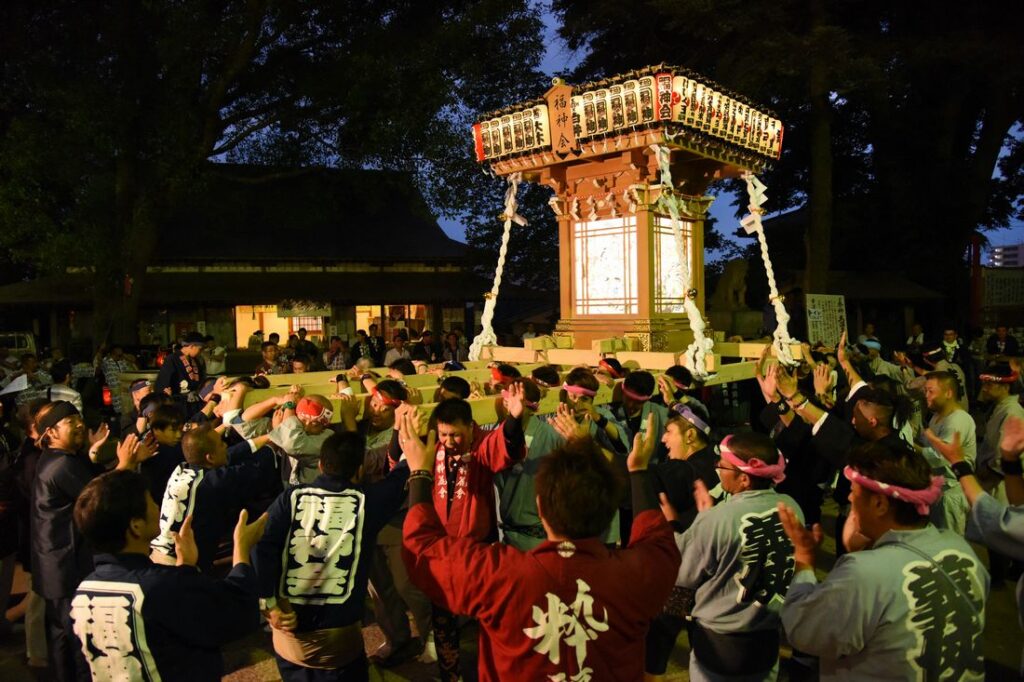 下館福神会の大万灯みこし=2017年6月、筑西市甲の羽黒神社境内