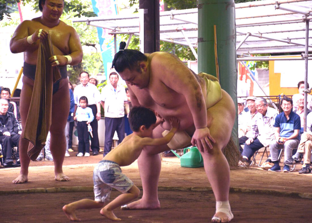 力士に挑む子どもたち＝2019年6月8日、大宝八幡宮