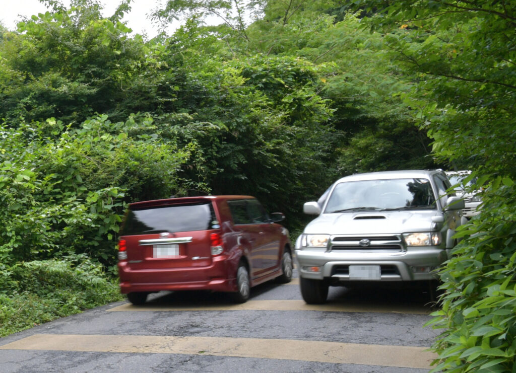 上曽峠を越える道路は幅が狭く急勾配の場所もあり、交通の難所となっています(写真の一部を加工しています)=2022年撮影、桜川市真壁町山尾