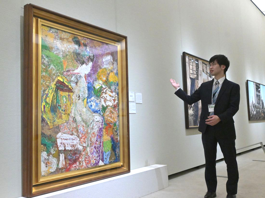 森田茂の油彩画「芸妓牡丹」などが並ぶしもだて美術館の所蔵品展＝筑西市丙