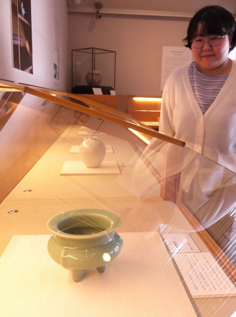 青磁袴腰香炉（手前）など波山の作品がそろう所蔵品展＝筑西市甲