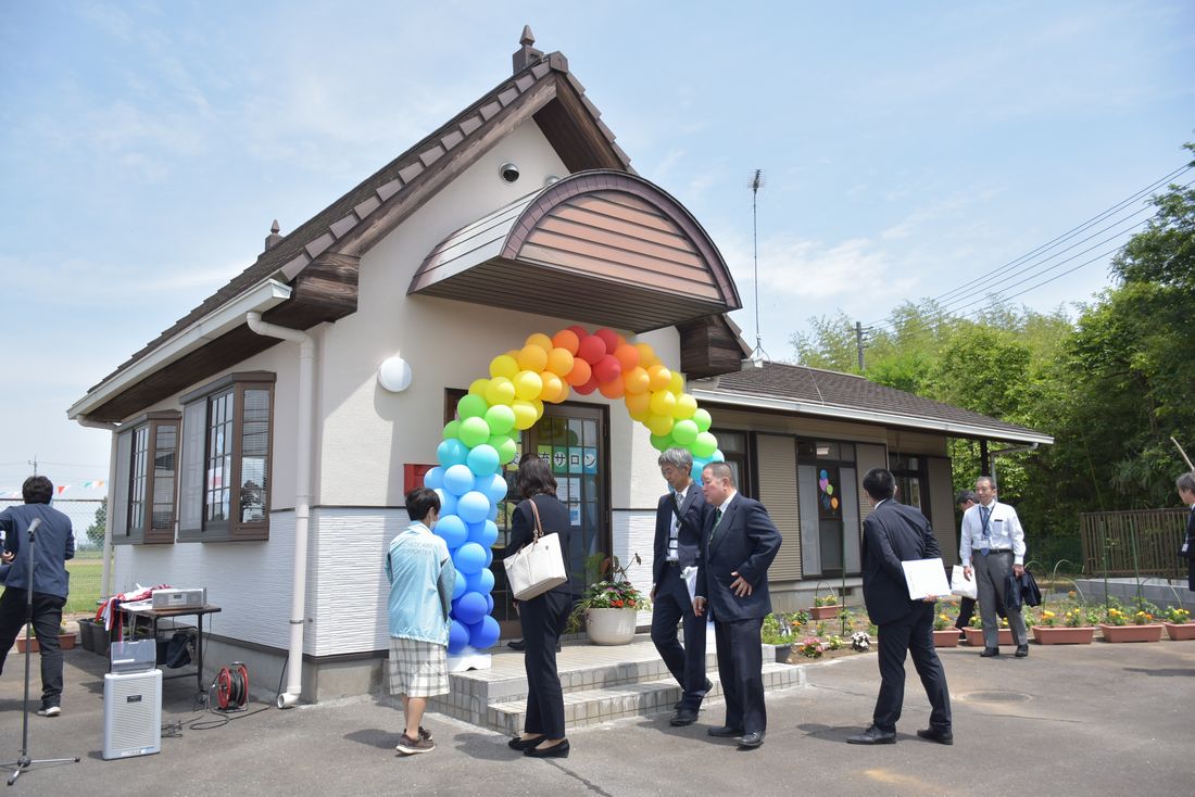 かつての駐在所を改修して開設した子育て交流サロンの外観＝八千代町貝谷
