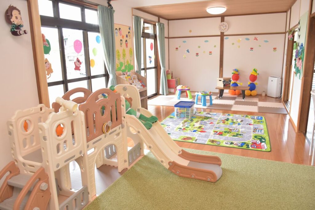 室内遊具や絵本などをそろえた子育て交流サロン=八千代町貝谷
