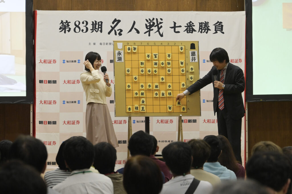 大盤解説する藤井猛九段（右）と古河市出身の宮宗紫野女流二段＝5月30日、古河市横山町