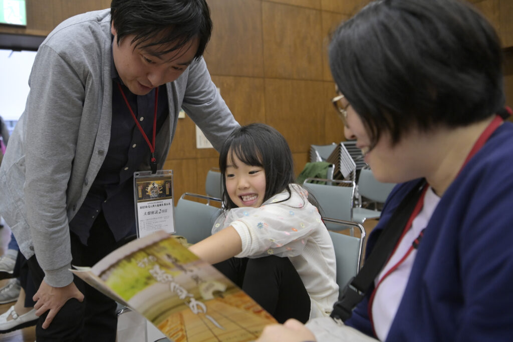 「勝負めし」のメニューを見る大盤解説会の来場者＝5月30日午後、古河市横山町
