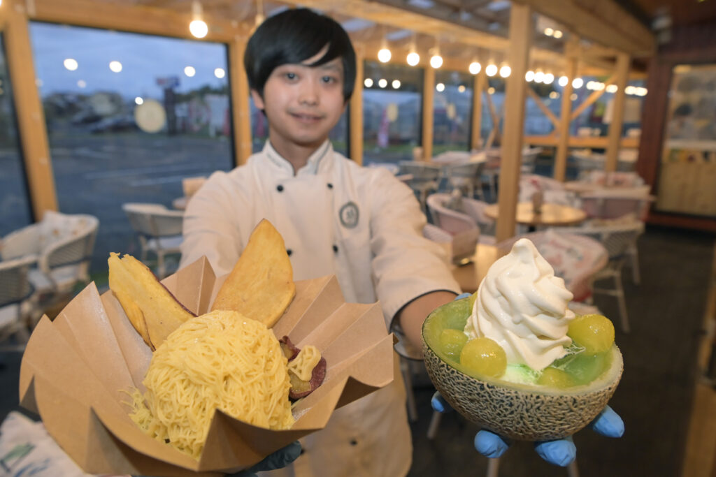藤井名人が選んだ「ヴィクトリースイートポテト」（左）と永瀬九段が選んだ「まんまるメロンソーダ」＝古河市高野
