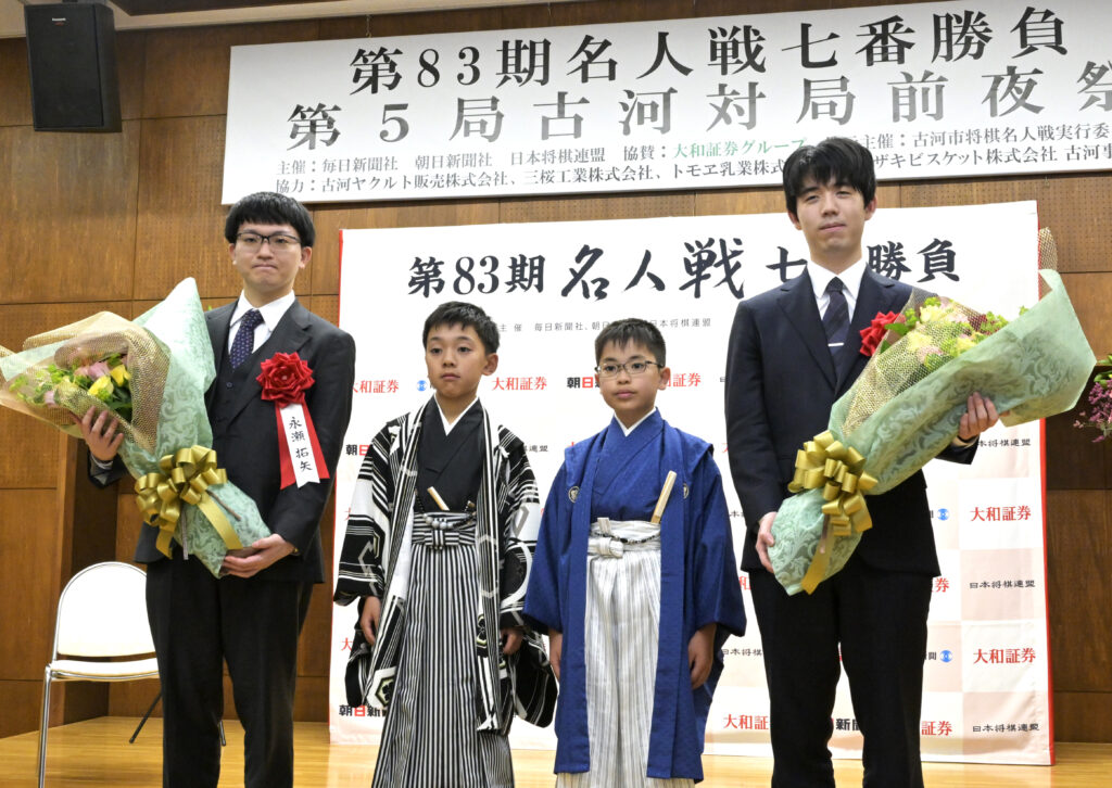 前夜祭で花束を贈られた永瀬拓矢九段（左）と藤井聡太名人（右）＝5月28日、古河市横山町