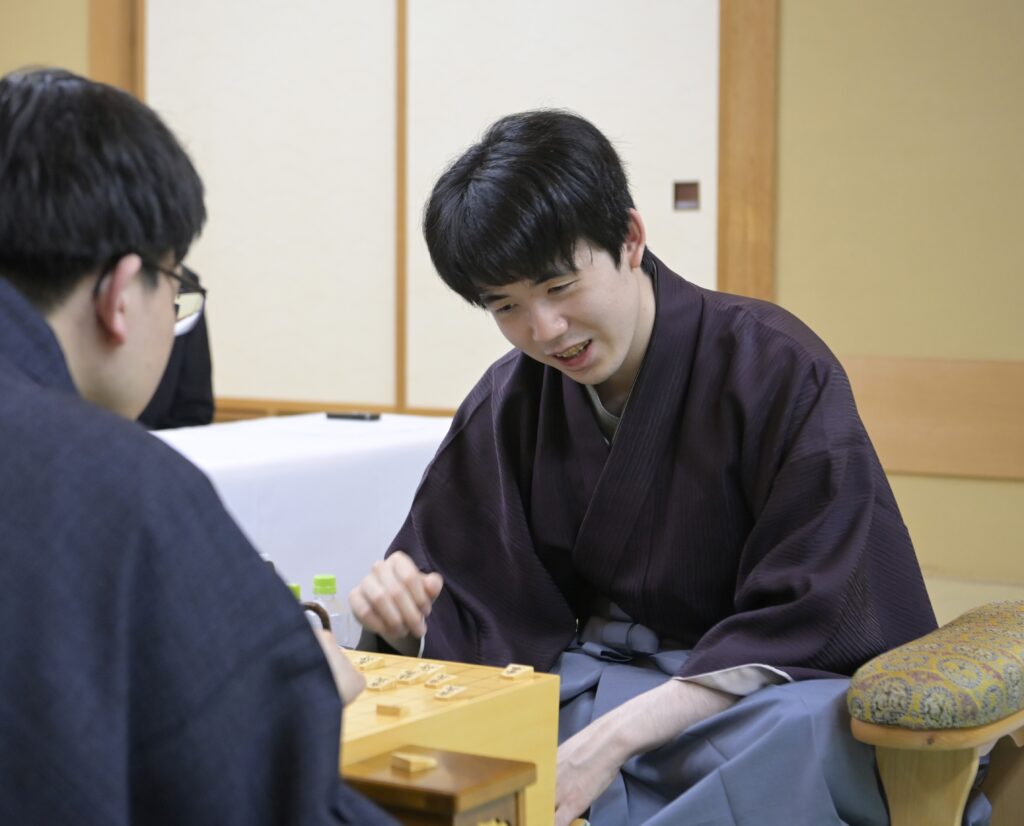 名人戦を3連覇し、感想戦で対局を振り返る藤井聡太名人＝5月30日午後11時42分、古河市中央町