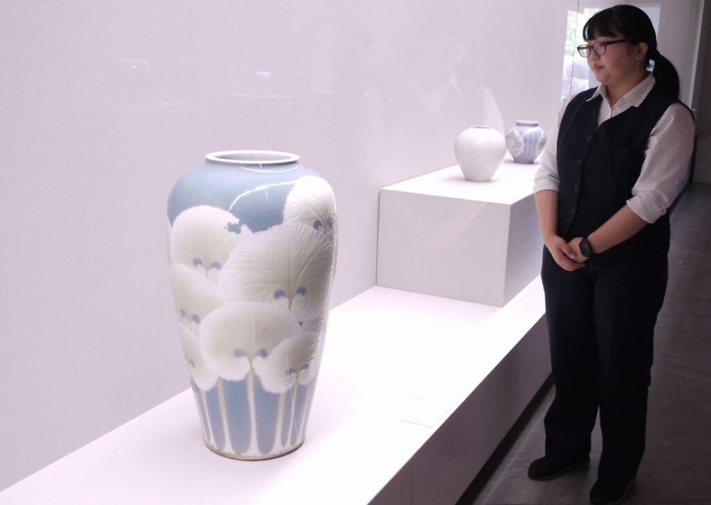 「彩磁蕗葉文大花瓶」＝筑西市大塚