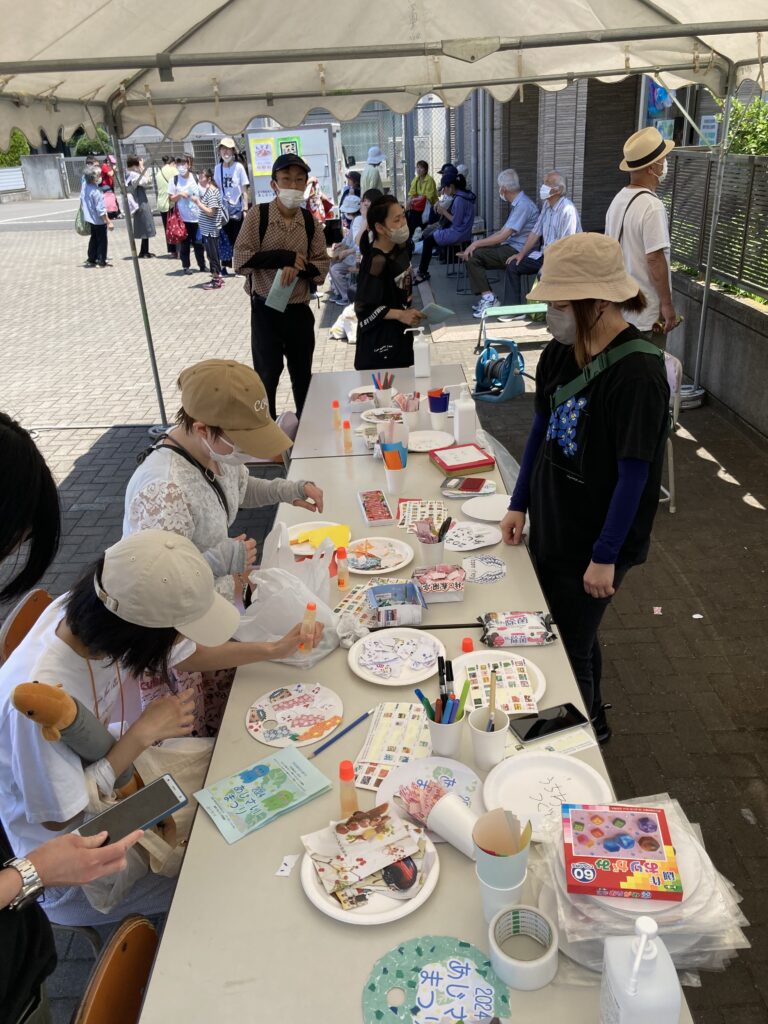 うちわ作りの模擬店(社会福祉法人共生社提供)