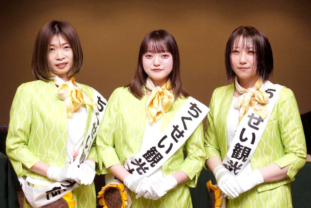 ちくせい観光大使に就任した(左から)柴山佐知子さん、大島日愛花さん、鈴木怜奈さん=筑西市乙