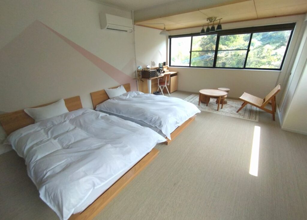 部屋の一例。広々として明るく機能的です