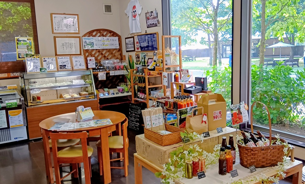 自家製品が並ぶ直売所「里山のぽっぽ」