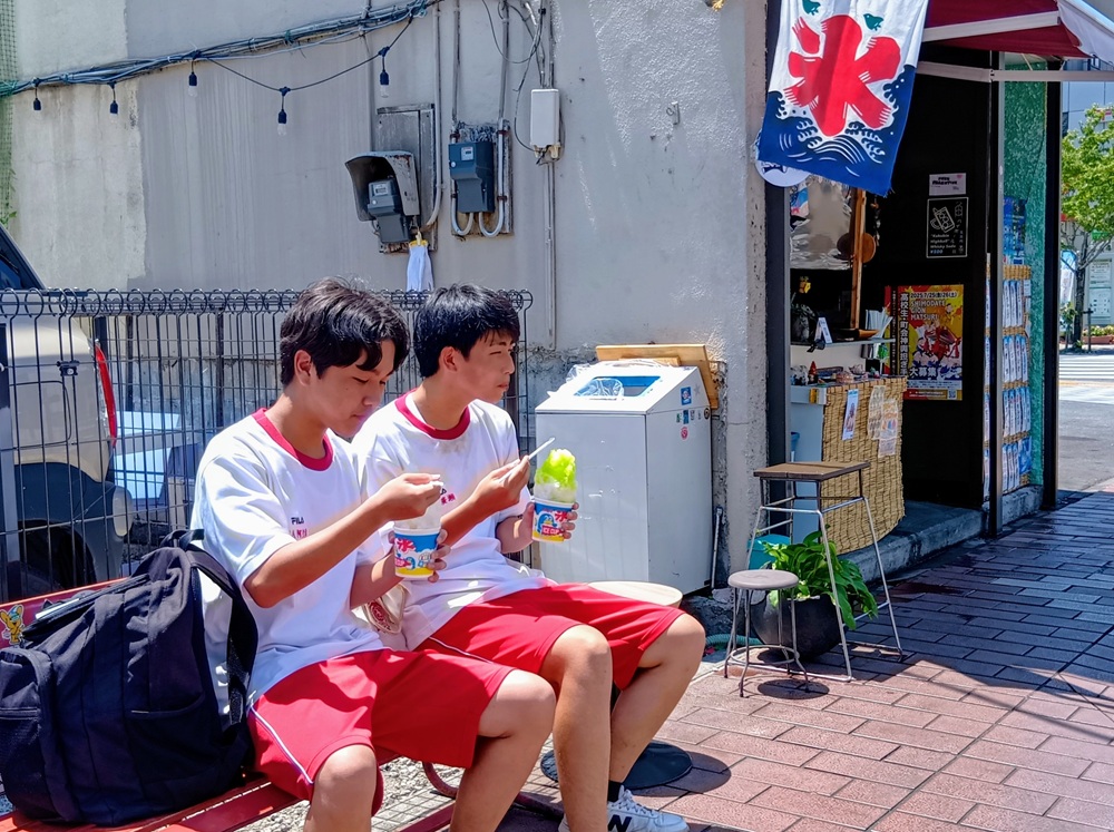おいしそうにかき氷を食べる高校生