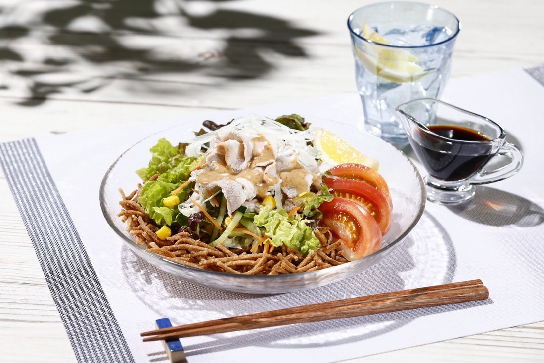 夏季限定販売の「豚しゃぶあげそば」（五霞まちづくり交流センターごかみらいLab提供）
