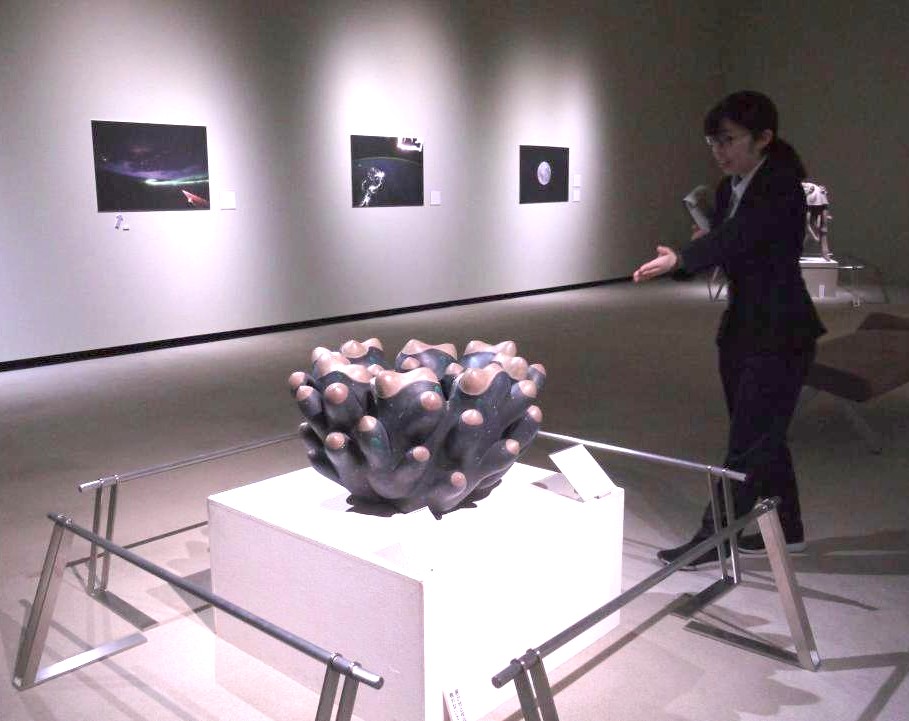 夏季企画展に展示された小峰尚さんの「神の視座-宇宙モデル-」=筑西市丙