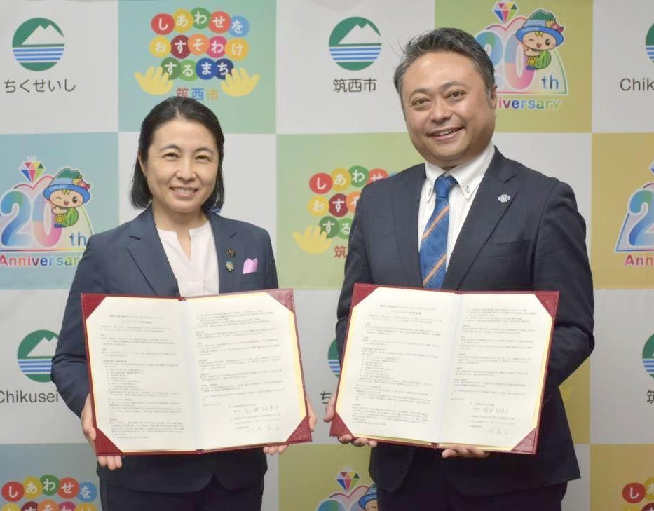 協定書を交わした設楽詠美子市長(左)と川崎篤之社長=筑西市役所