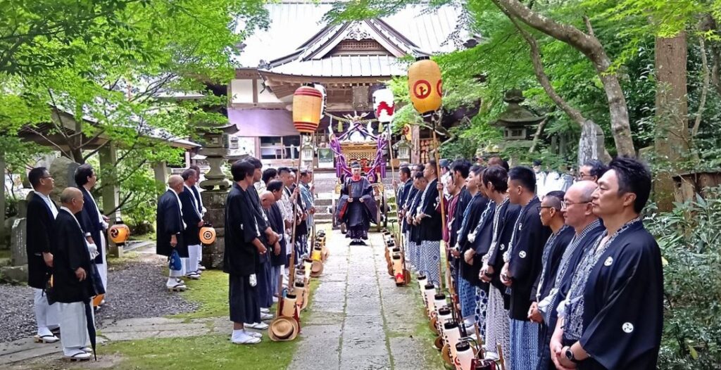 五所駒瀧神社で行われたみこし行列の出発式=2025年7月23日午後4時ごろ、桜川市山尾
