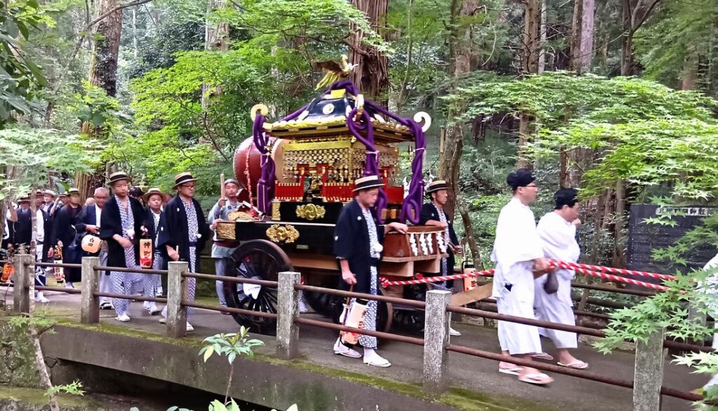 五所駒瀧神社を出発するみこし行列=2025年7月23日午後4時ごろ、桜川市山尾