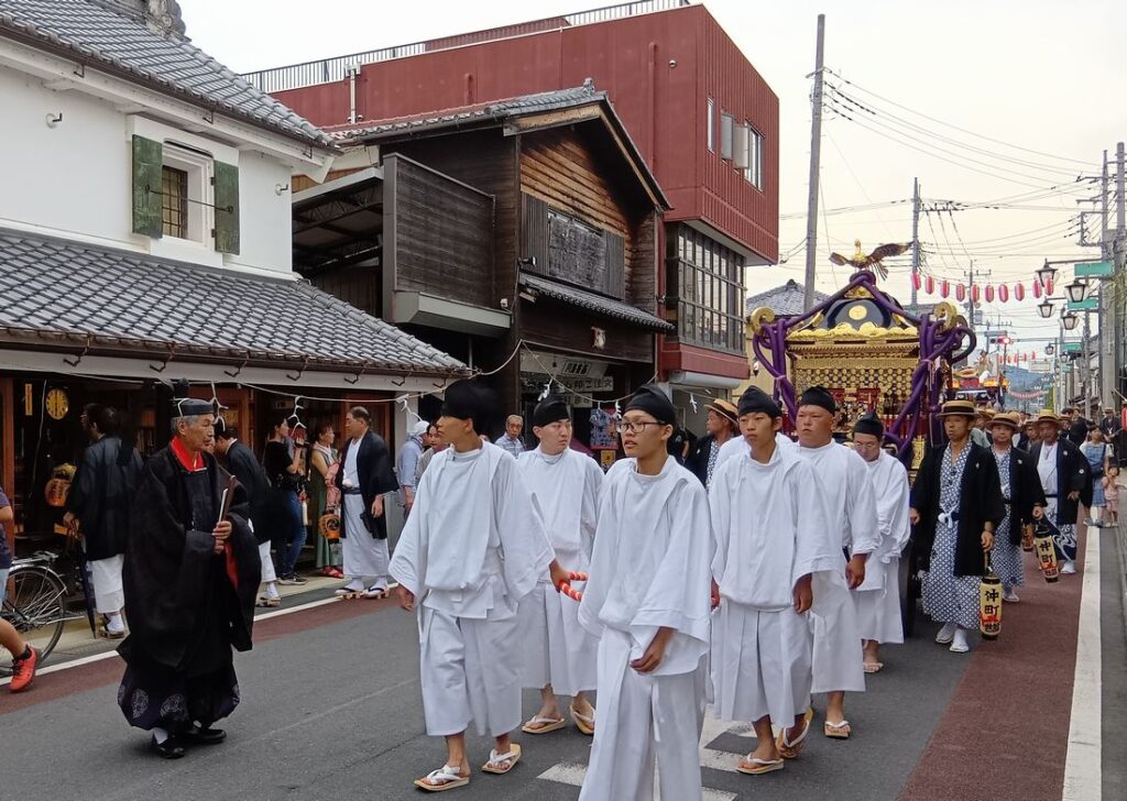 重伝建の町並みを歩くみこし行列=2025年7月23日、桜川市真壁町