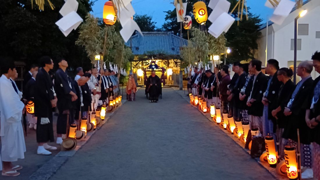 真壁の祇園祭りが開幕し、五所駒瀧神社から中心市街地へみこしが渡御し、鎮座しました＝2025年7月23日午後7時ごろ、桜川市真壁町真壁