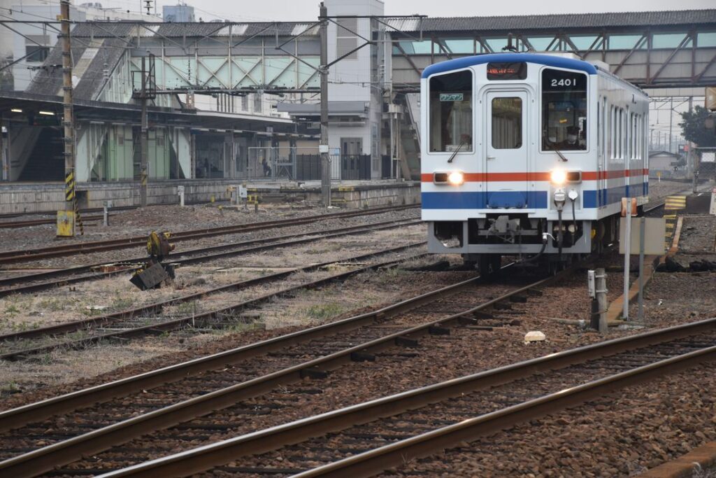 関鉄常総線下館駅構内を走る車両=筑西市乙