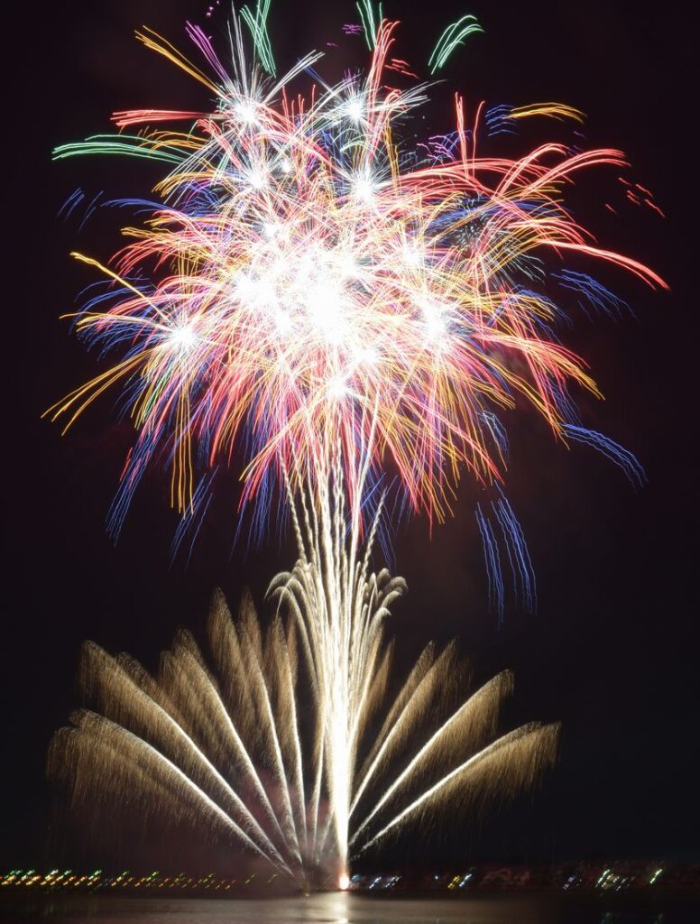 夜空を彩った砂沼の花火大会=2019年8月3日、下妻市の砂沼