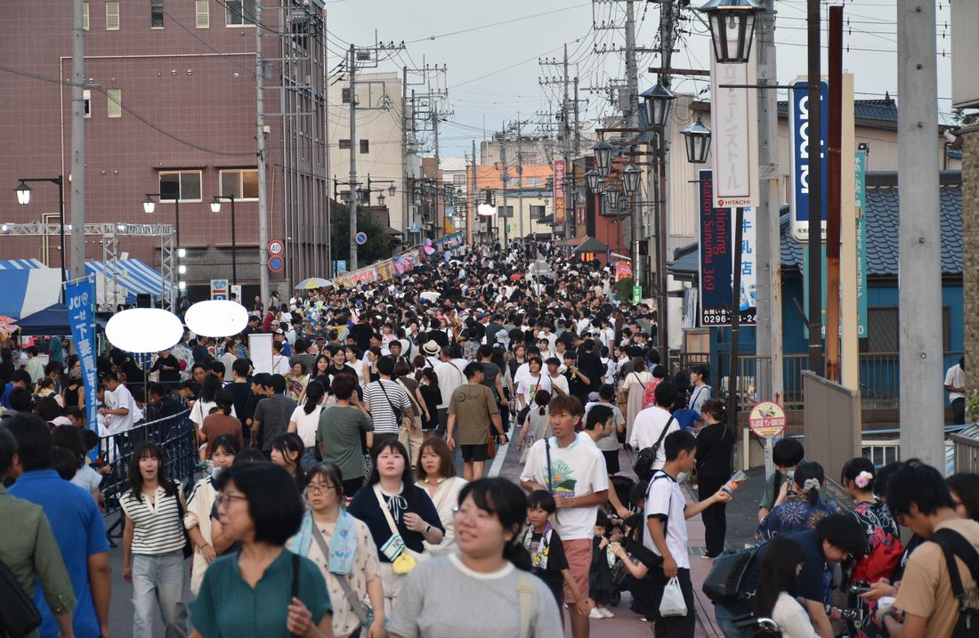５年ぶりの下妻まつりで商店街が人で埋め尽くされた＝2024年8月3日、下妻市砂沼新田
