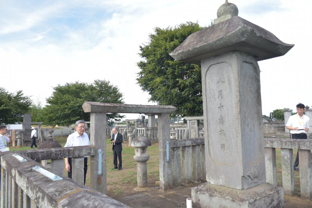 山川水野家墓所を見学する同家16代当主の水野忠俊さん=結城市山川新宿