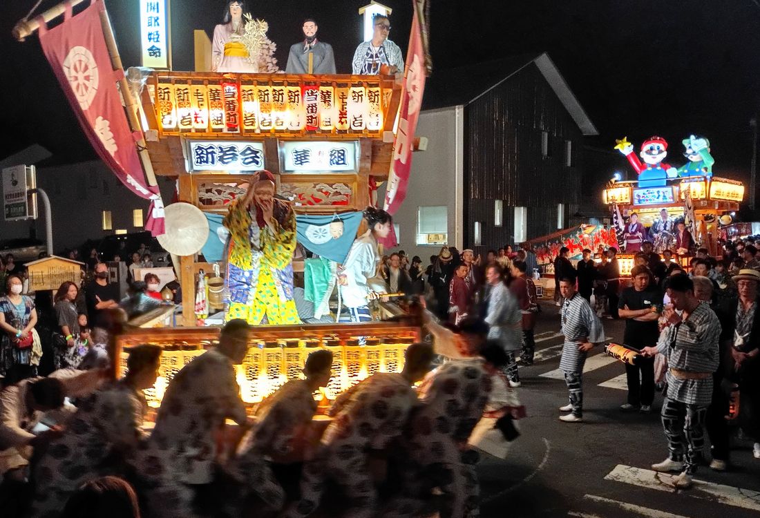 「真壁の祇園祭り」で桜川市真壁町の中心部を練り歩く各町山車＝2025年7月24日午後8時ごろ