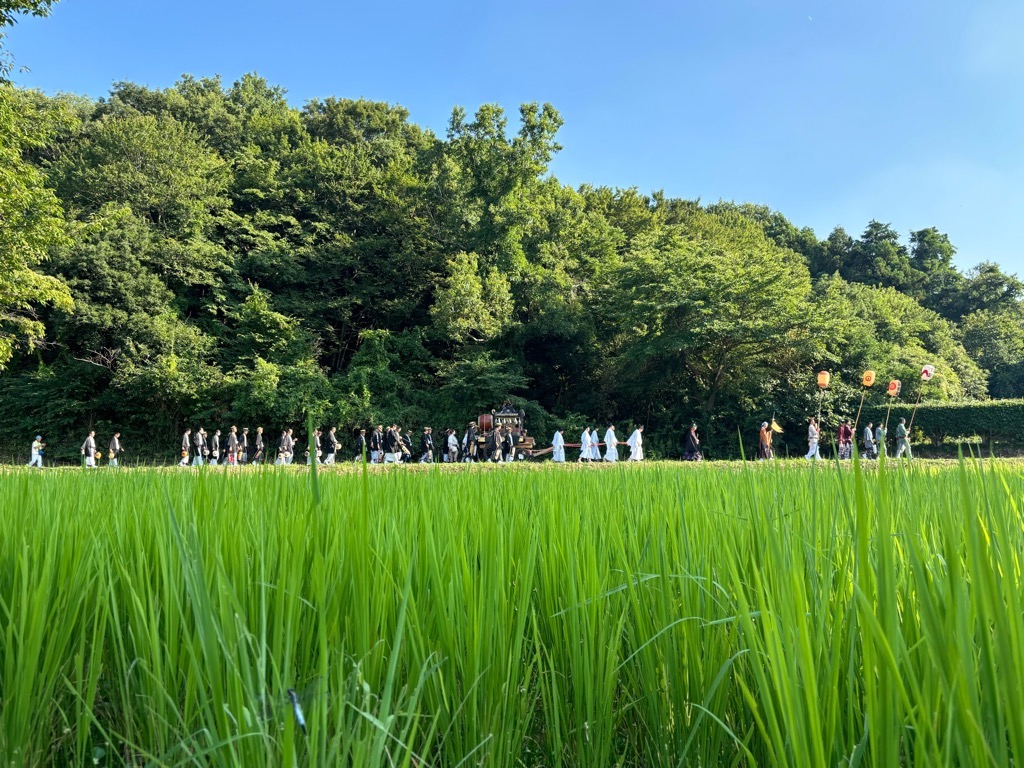 五所駒瀧神社から御仮屋に向かうみこし(桜川市観光協会提供)