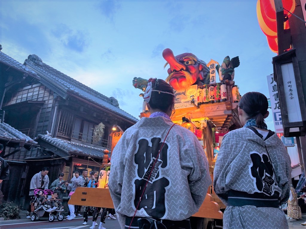 華やかに飾り付けられた山車と祭りに参加する人たち(桜川市観光協会提供)